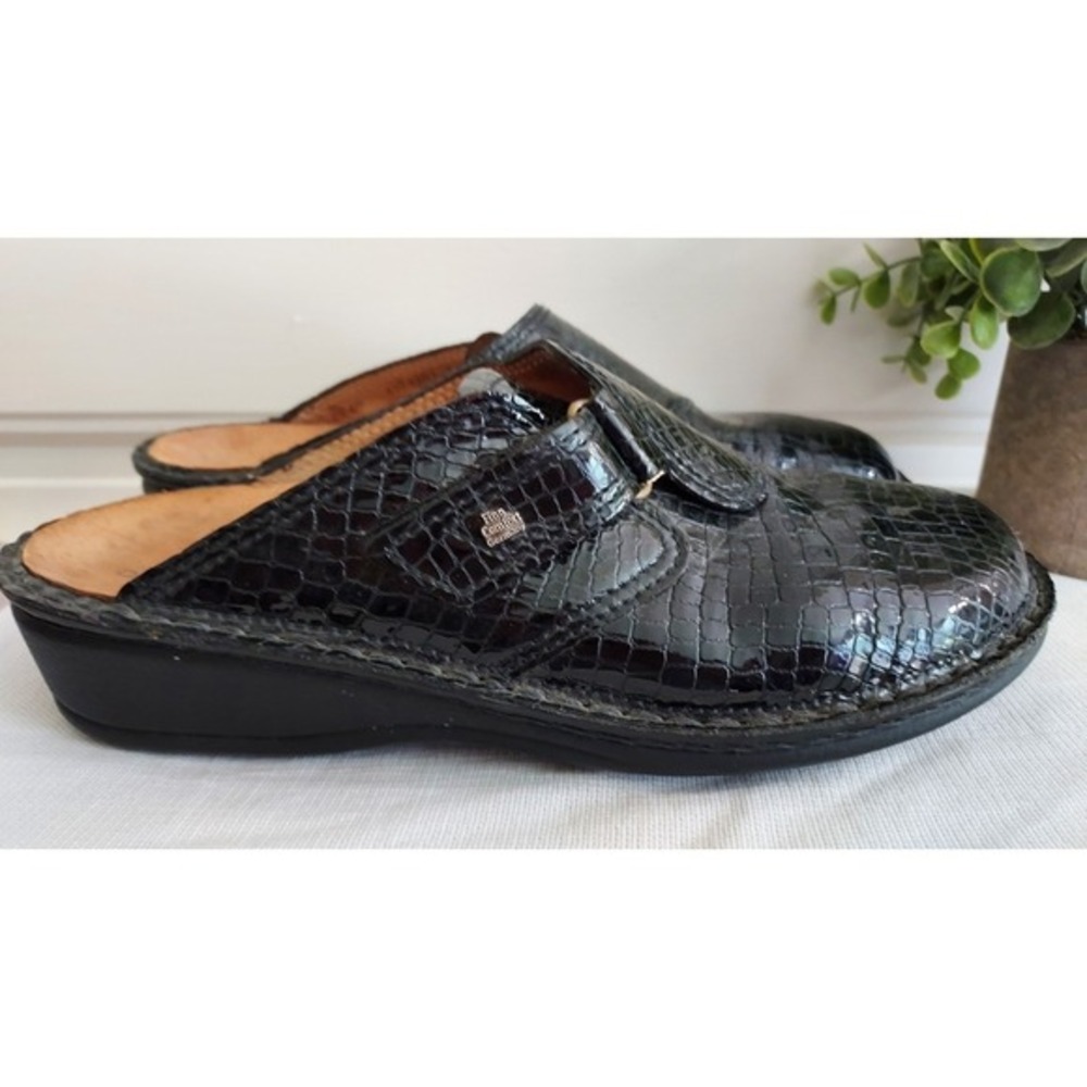 Finn Comfort Mules Women 9.5 Black Croc Embossed Leather Adjustable Strap Clogs